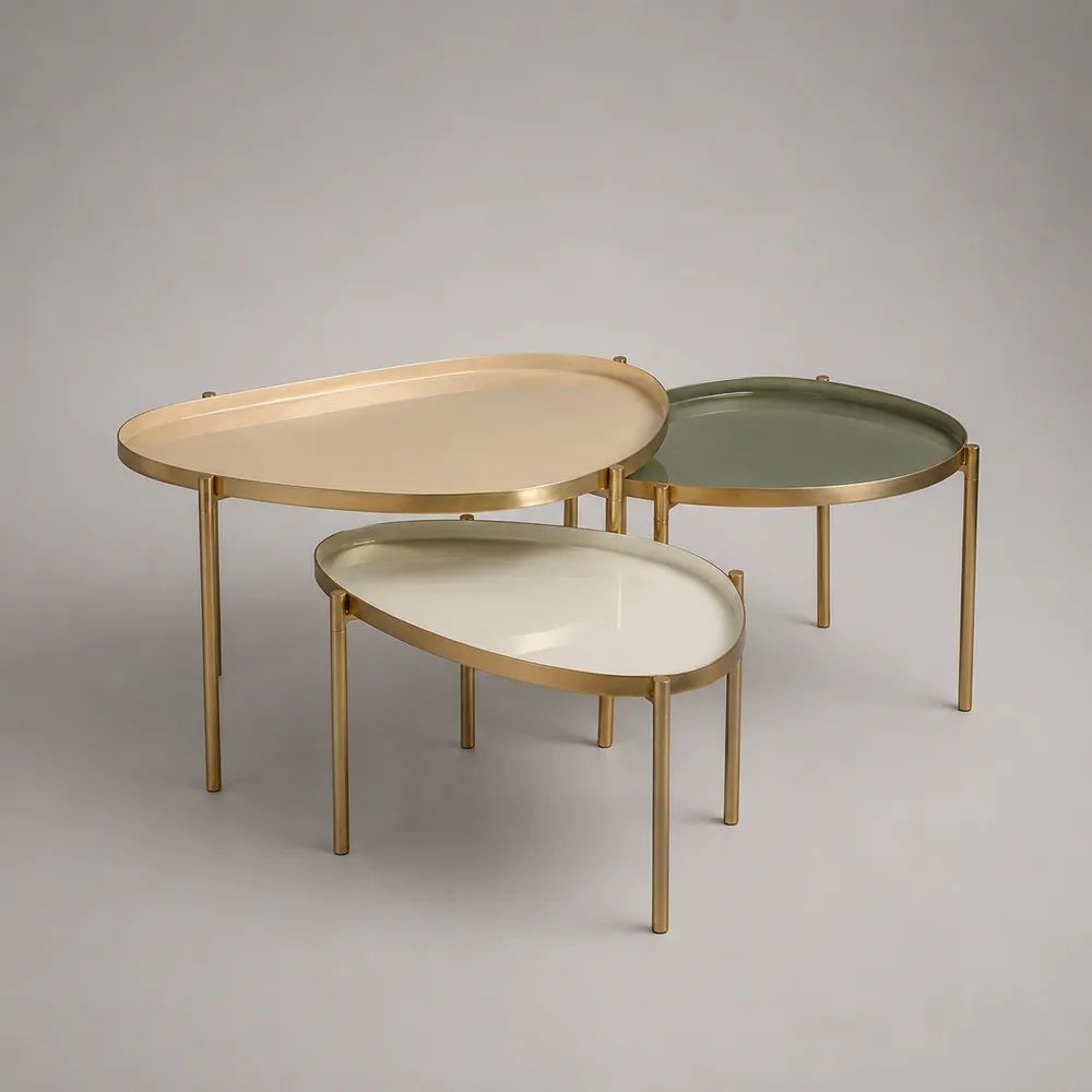 Set di 3 tavolini da salotto in acciaio con piani a vassoio, beige, verde salvia, avorio e oro, 80 × 55 × 48 cm, 65 × 55 × 44 cm e 58 × 40 × 37 cm